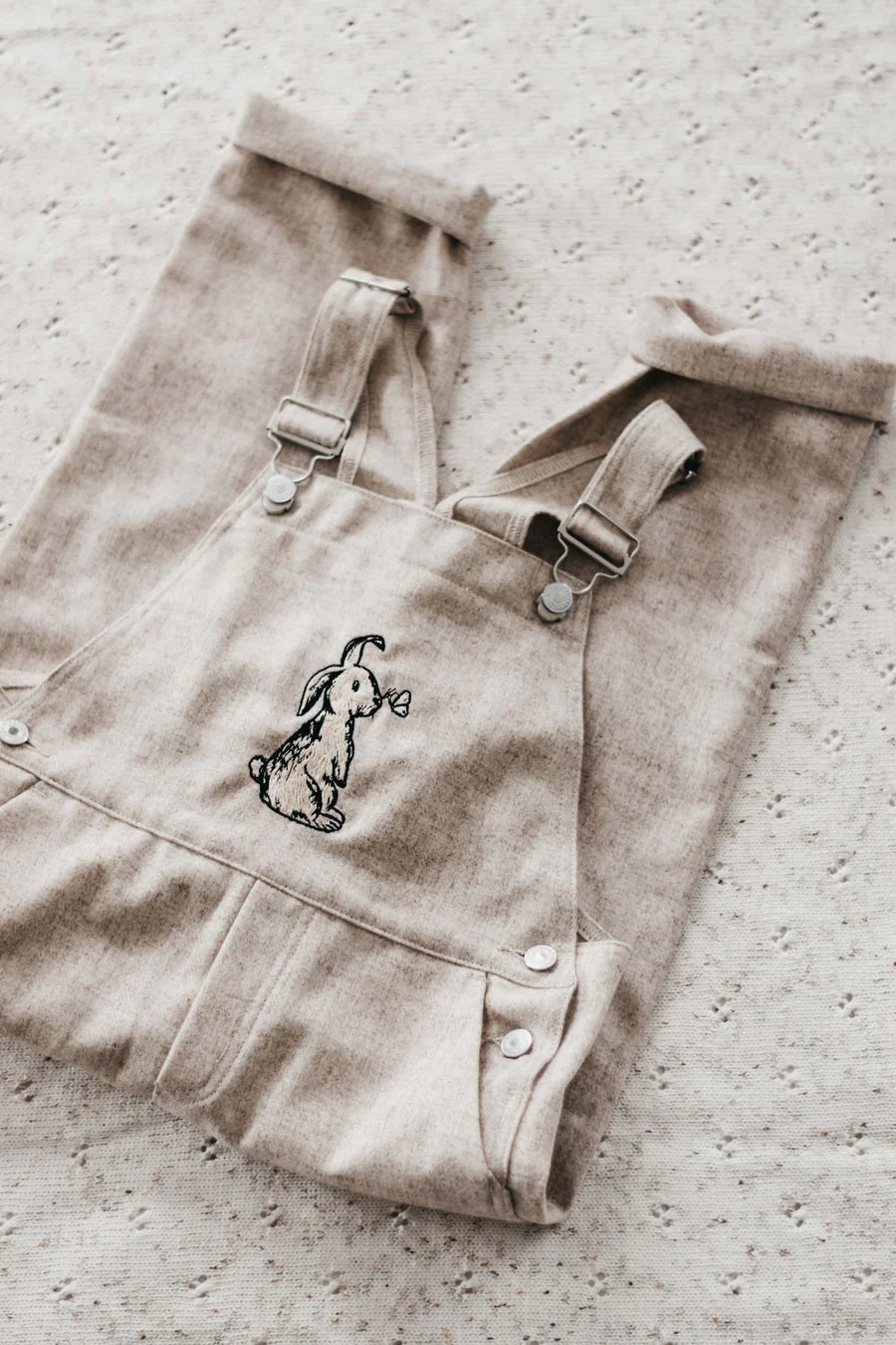 Bencer & Hazelnut Linen Overalls - Stylish and Comfortable Oatmeal-Colored Overalls for a Perfect Look!