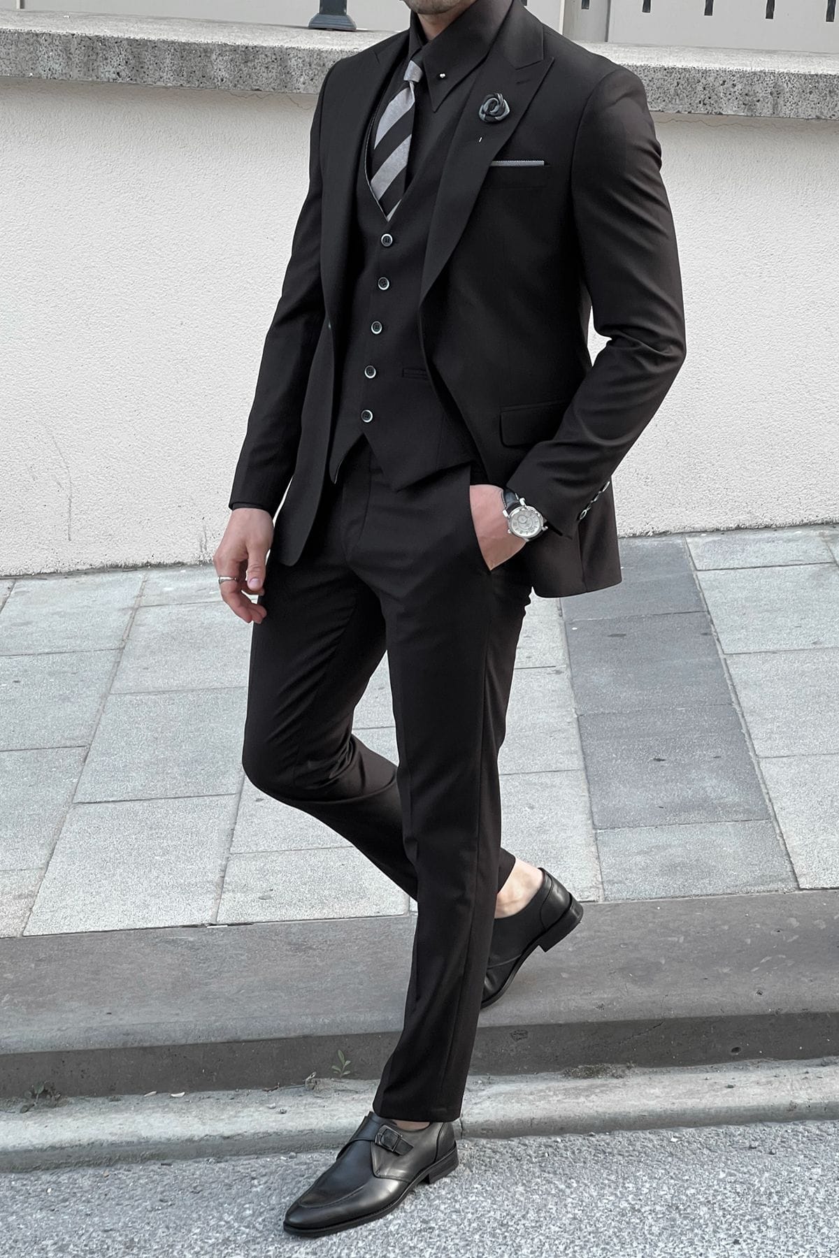 Black Wool Suit with Slim-Fit and Pointed Collar.