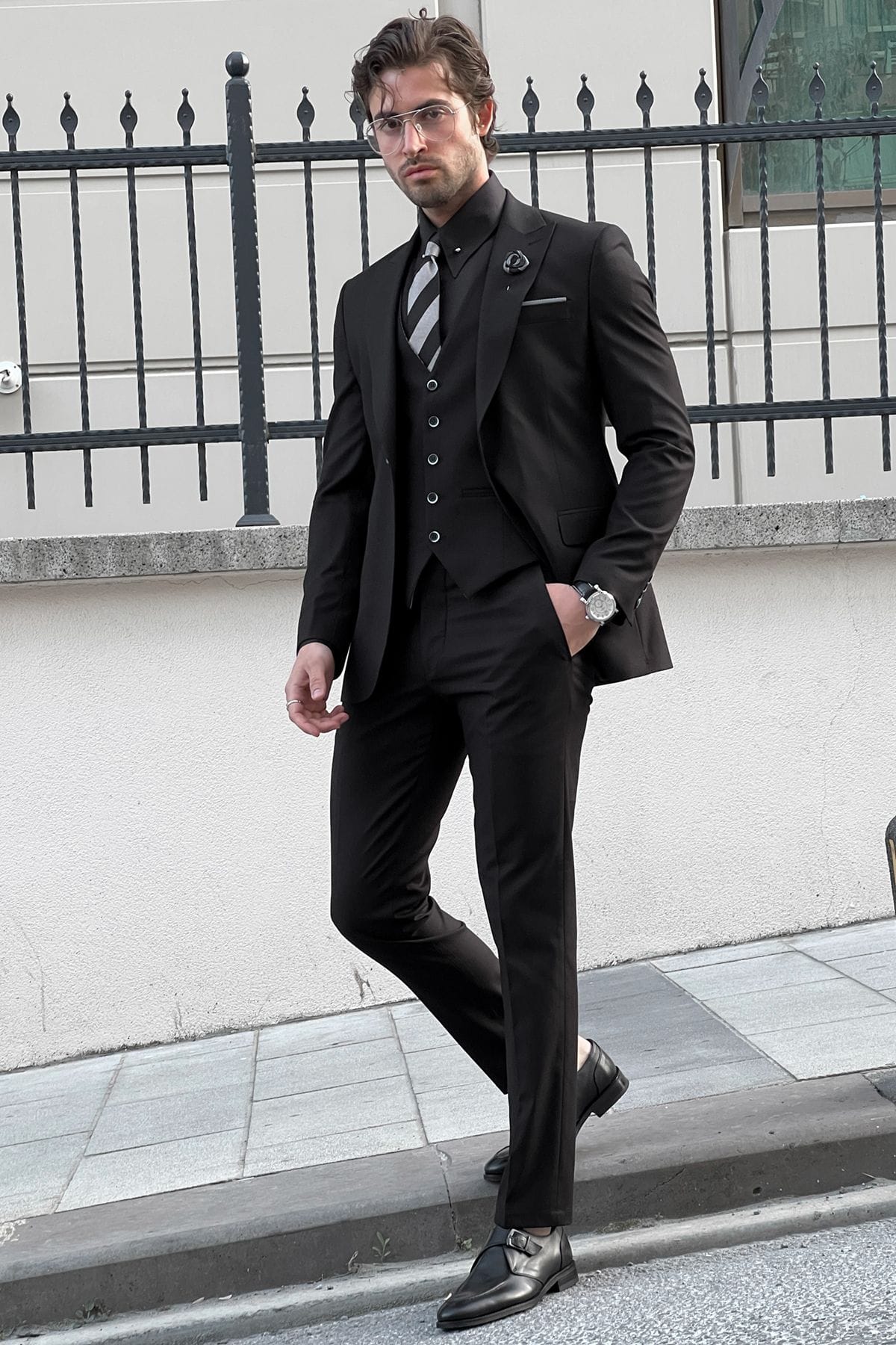 Black Wool Suit with Slim-Fit and Pointed Collar.