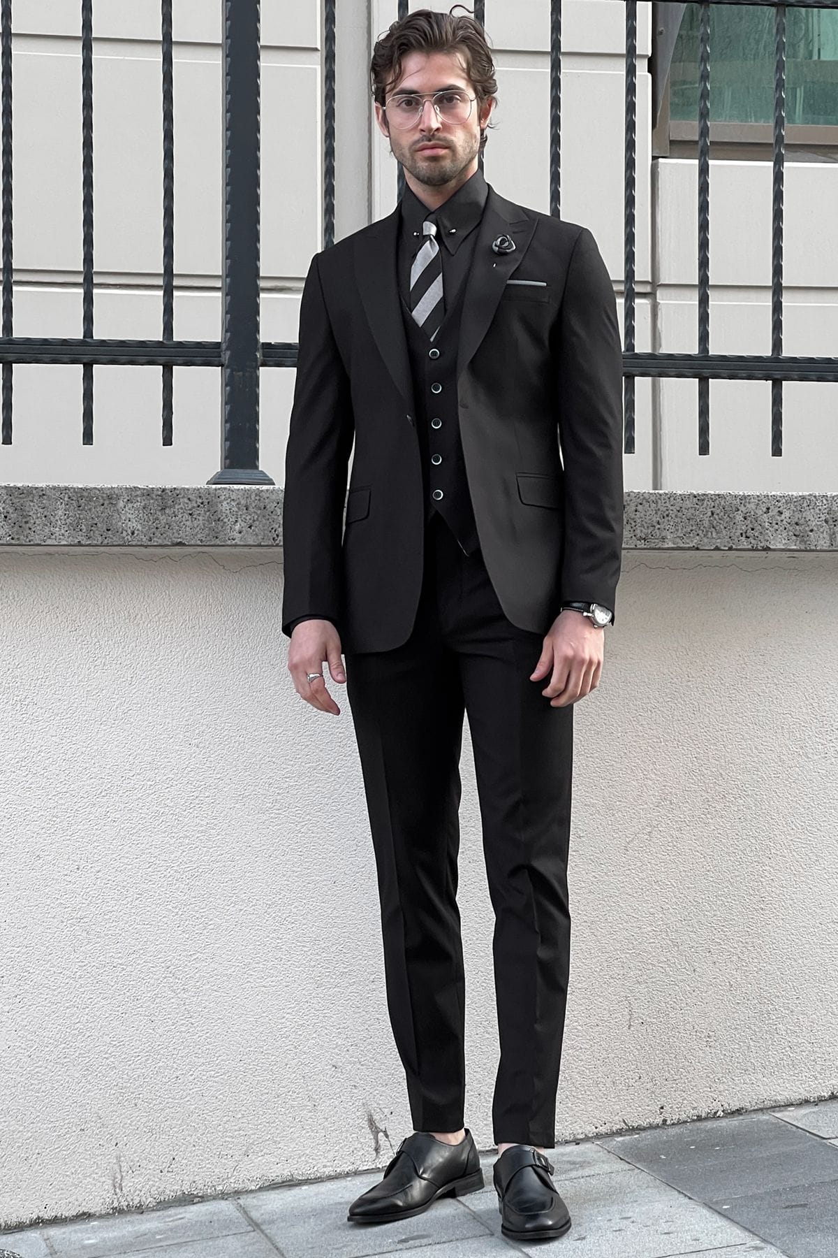 Black Wool Suit with Slim-Fit and Pointed Collar.