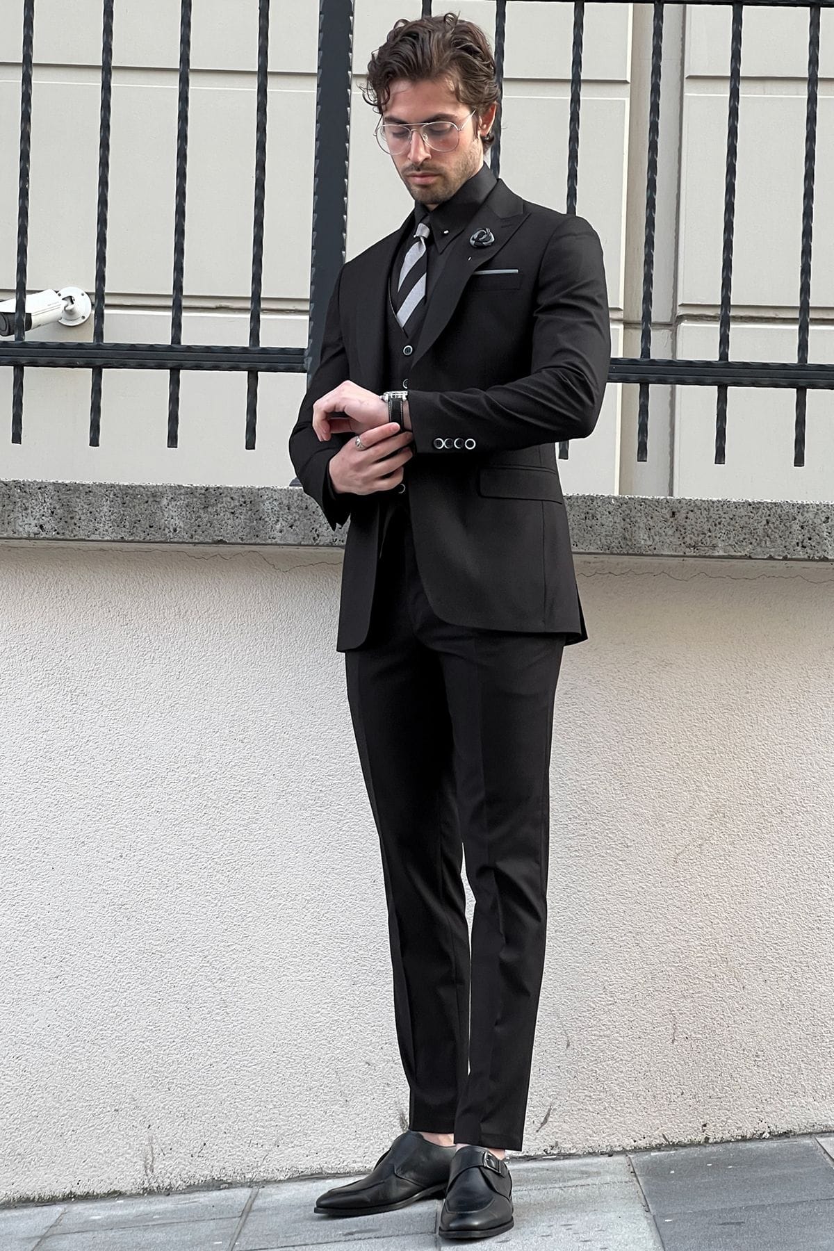 Black Wool Suit with Slim-Fit and Pointed Collar.