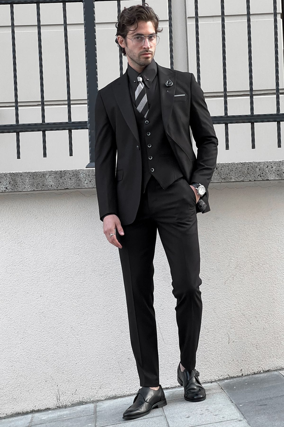 Black Wool Suit with Slim-Fit and Pointed Collar.