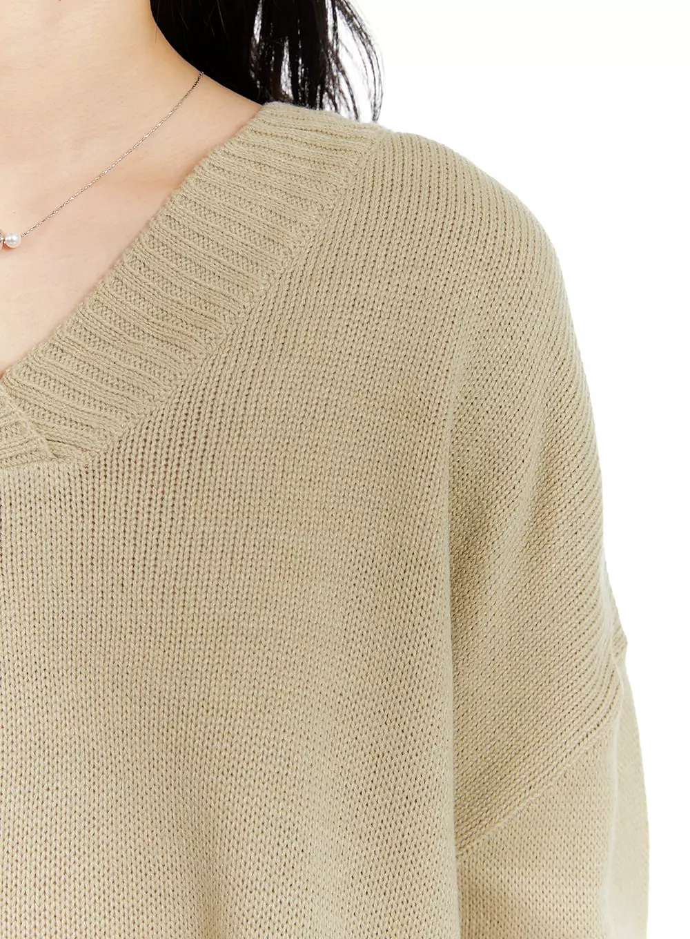 V-Neck Wool Sweater - Cozy Design | OM408